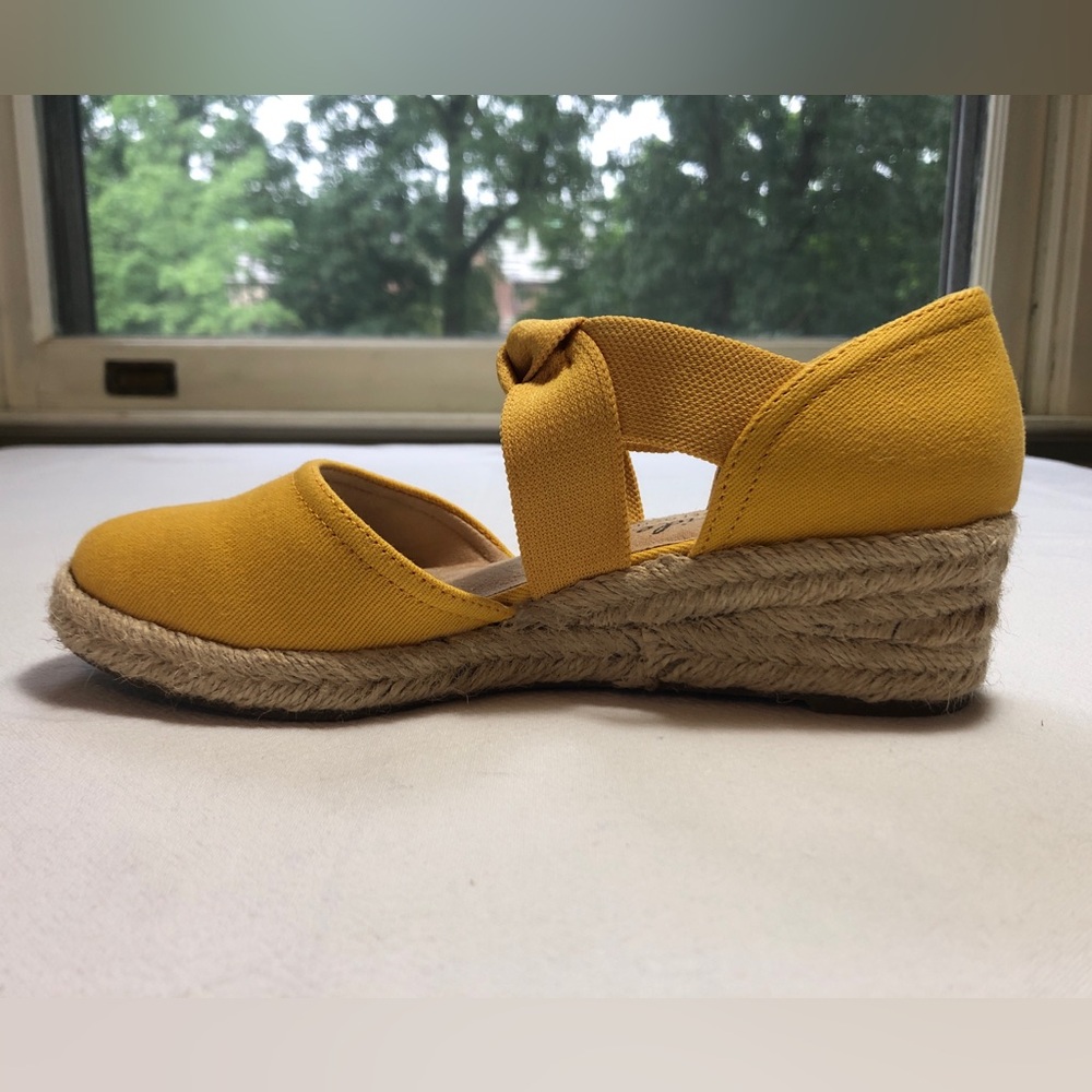 Lifestride yellow espadrilles size 7 - Picture 6 of 10